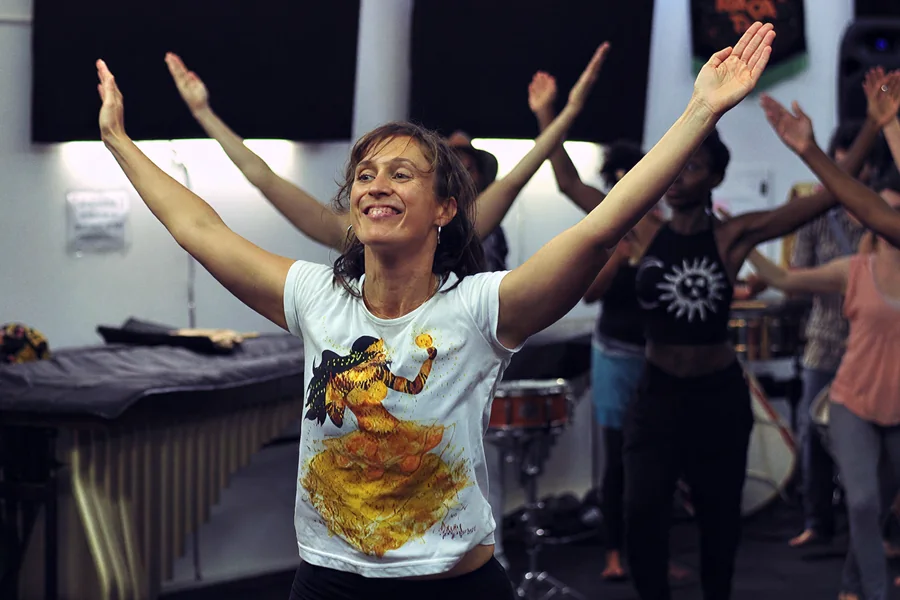 Anaïs de Lattre David menant un cours de danse