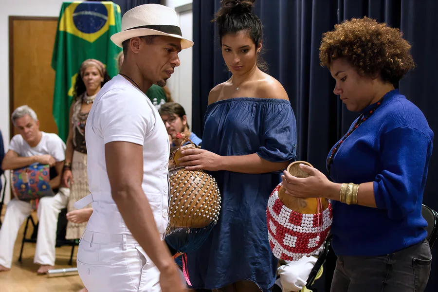 Mestre Letho Nascimento animant un atelier de percussions